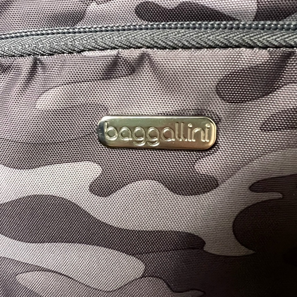 Baggallini Gray Camouflage Nylon Crossbody bag purse - Picture 5 of 5